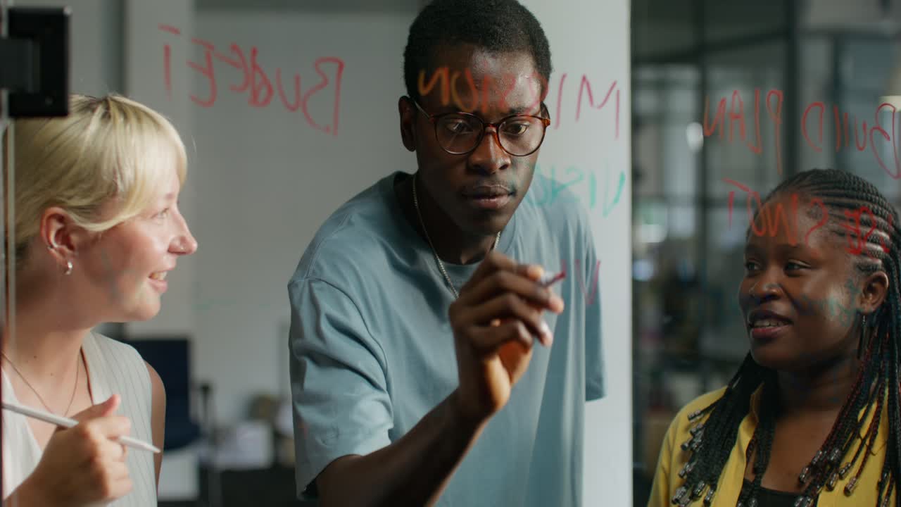 sesión de lluvia de ideas en equipo en una oficina