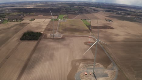 plano general de dos turbinas eólicas moviéndose lentamente en el viento