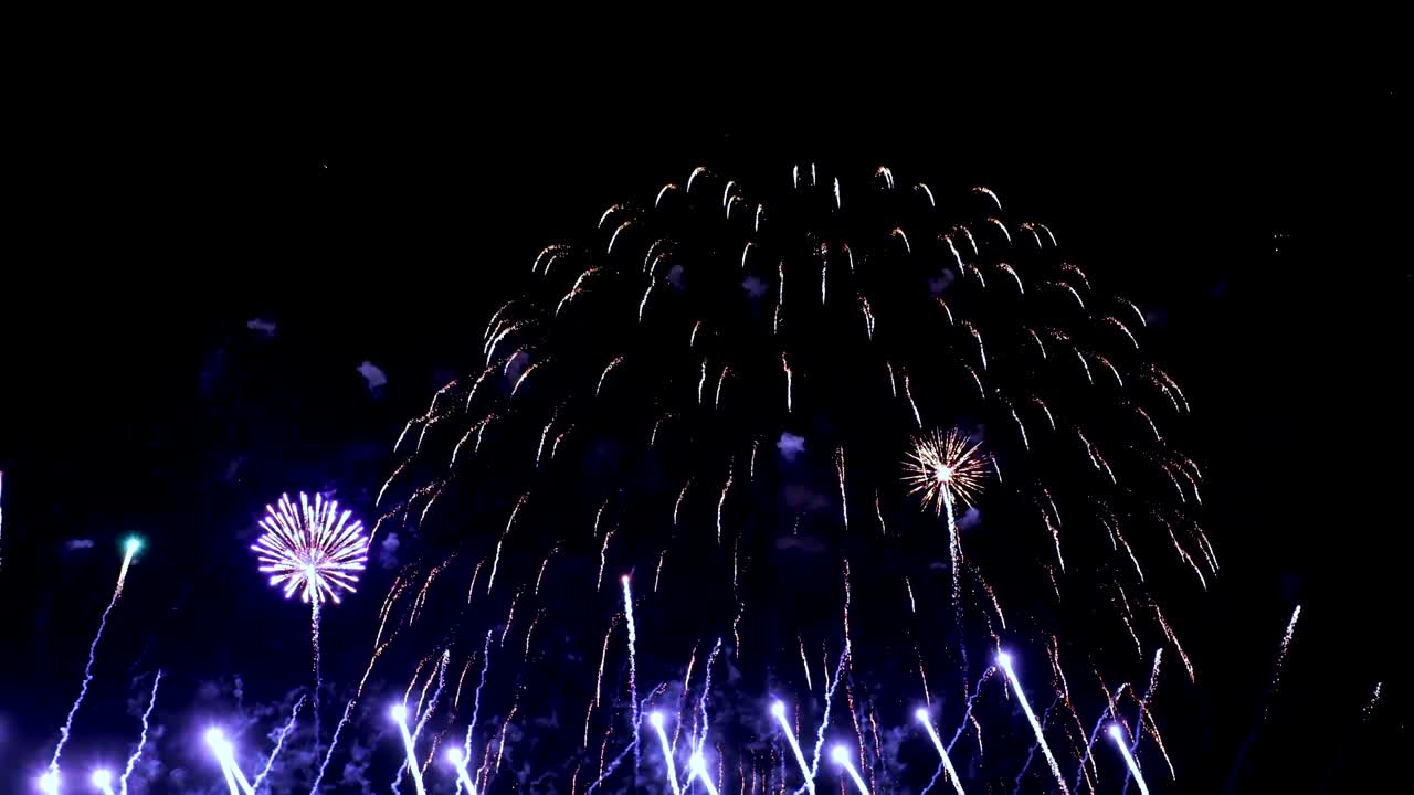 coloridos fuegos artificiales explotando en el cielo nocturno. celebraciones y eventos en colores brillantes.