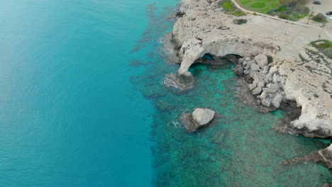 puente de los amantes en ayia napa, chipre, toma de revelación aérea