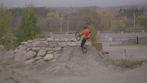 Extremsportarten-Mountainbiken---Dirt-Jumping-Tricks-In-Zeitlupe