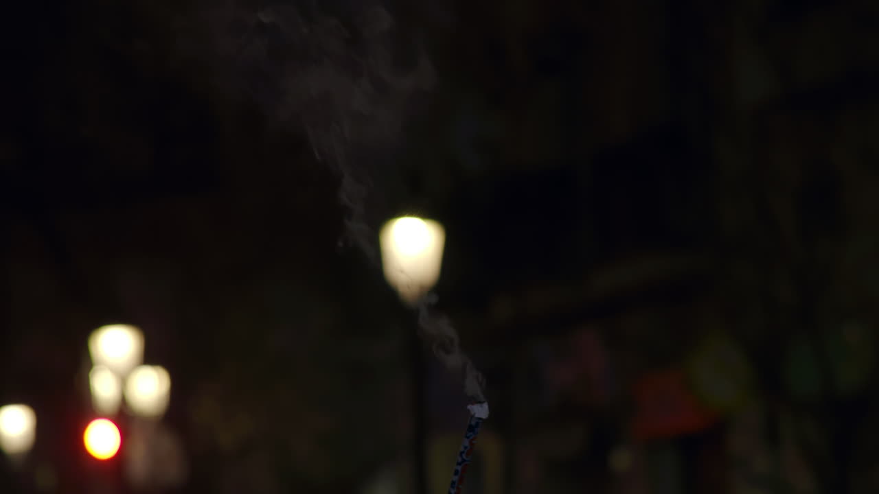 밤 거리에서 불꽃놀이가 터지고 있습니다.