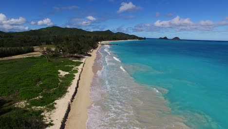 Aerial-shot-of-Bellows-Field-Beach-Park