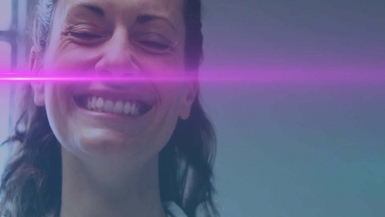 Professionista medico che sistema il fermaglio del badge, rivelando un sorriso, mentre strisce rosa e ciano scorrono sullo schermo.