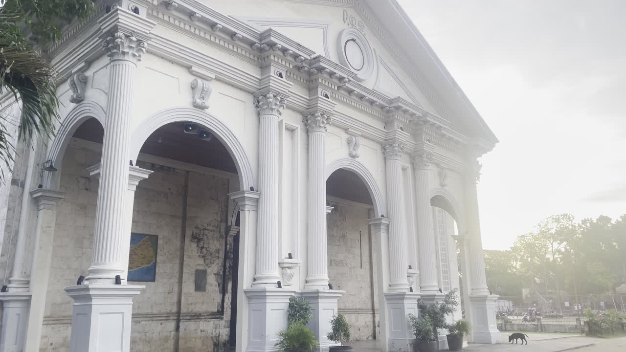 Toma exterior de la Iglesia Parroquial de San Agustín en Panglao, Bohol. Un ejemplo clásico de arquitectura religiosa colonial filipino-española rodeada de palmeras tropicales y vida local