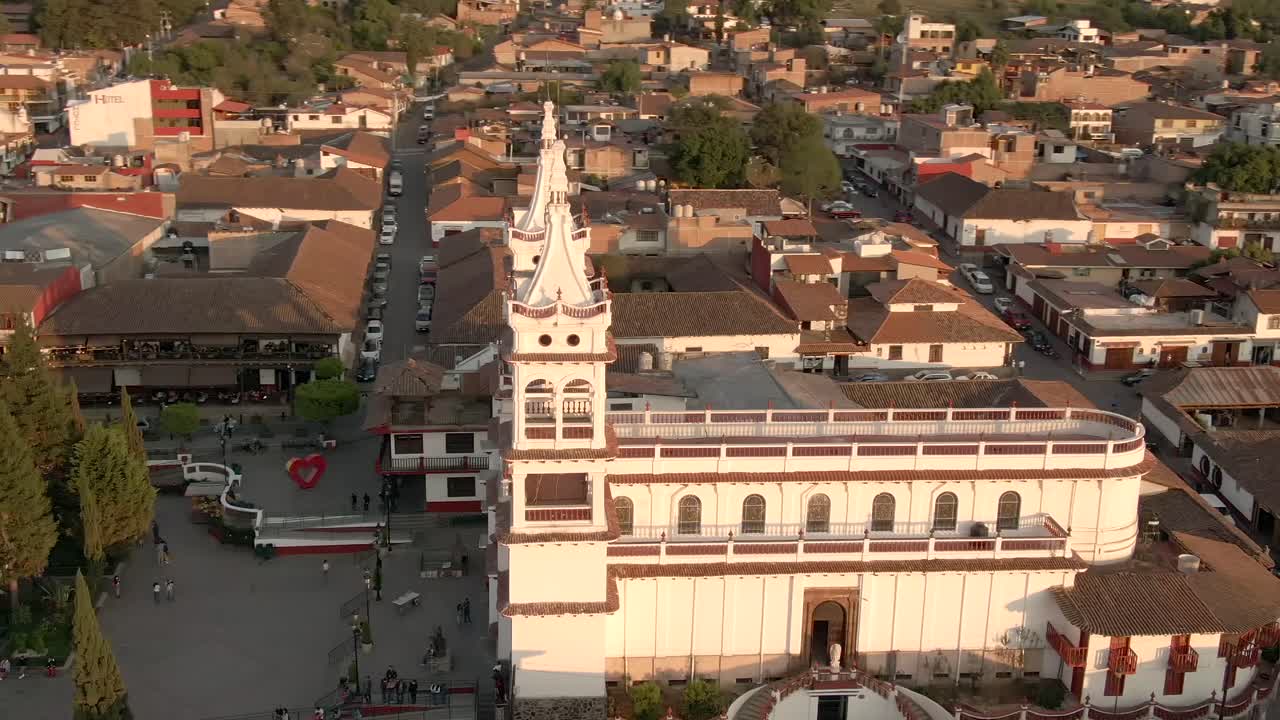 vista aérea de la emblemática parroquia de san cristóbal al atardecer en mazamitla, jalisco, méxico.