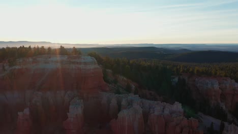 Puesta-De-Sol-Iluminando-Un-Enorme-Valle-En-El-Campo-De-Utah