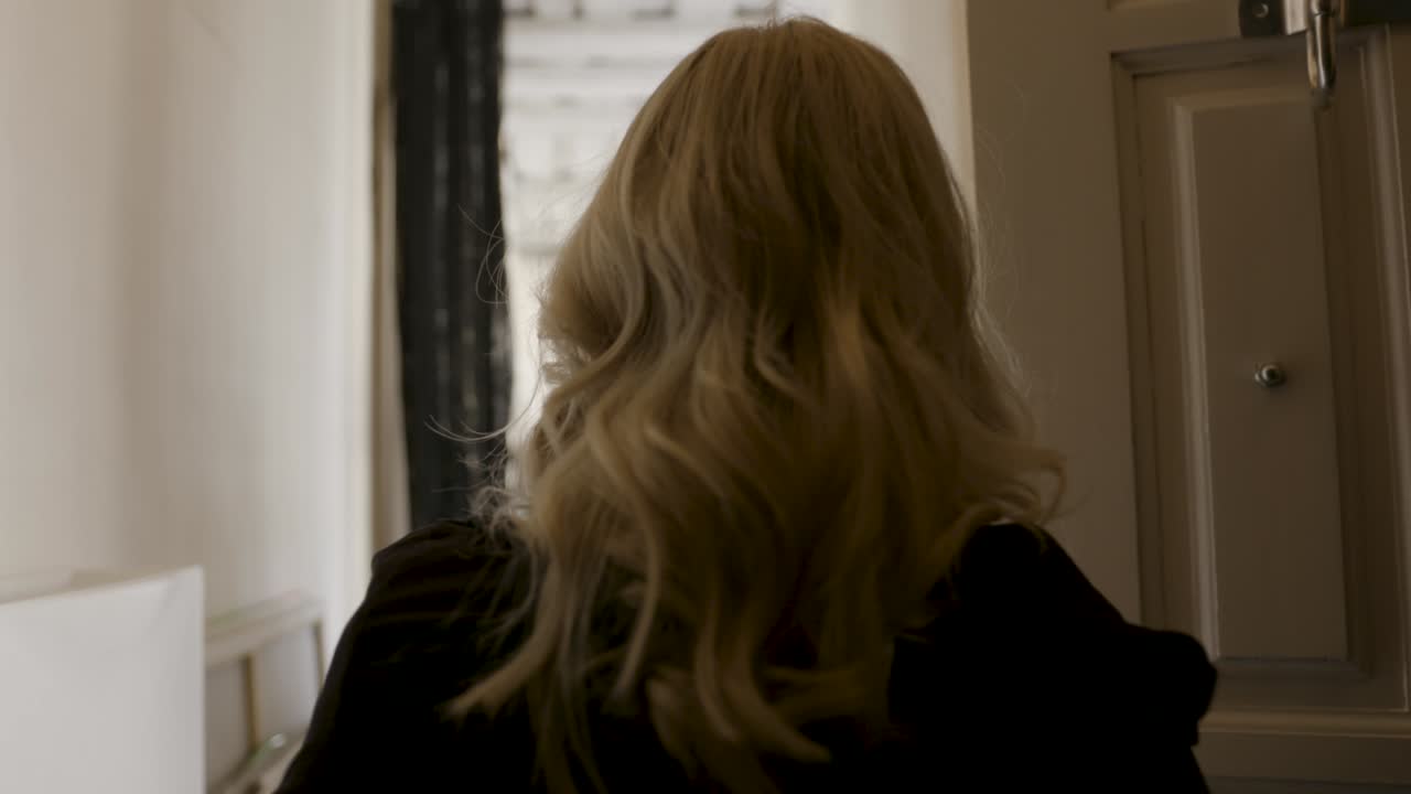 복도에서 고 있는 여자