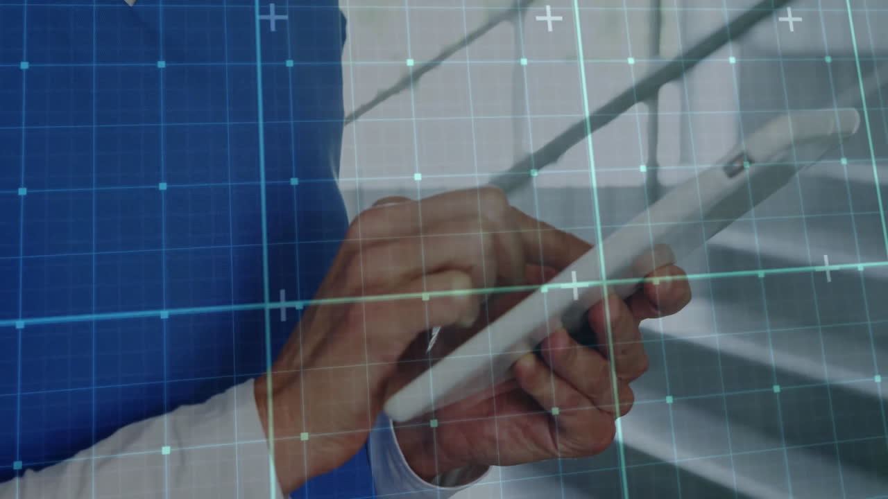 animación de formas que se mueven sobre el médico caucásico usando la tableta