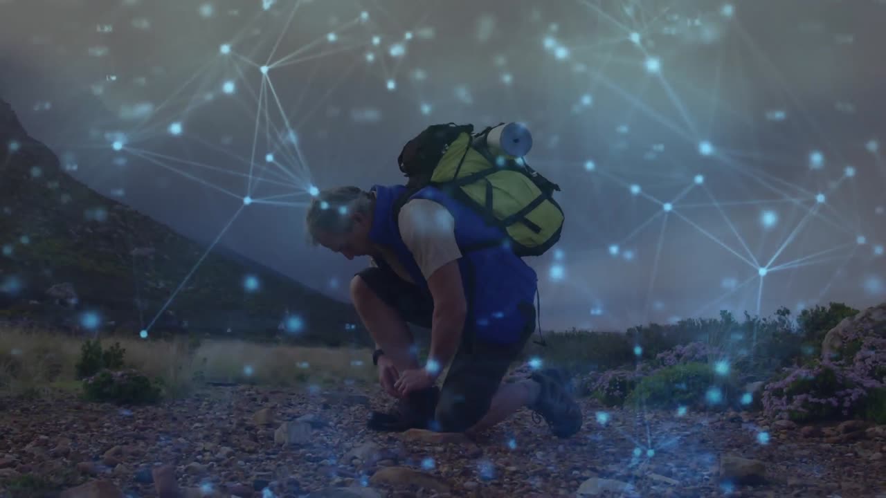 백인 노인 시골에서 하이킹 신발을  ⁇ 는, 이동 연결의 네트워크를 통해