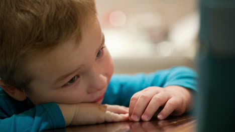 niño viendo dibujos animados en el touchpad