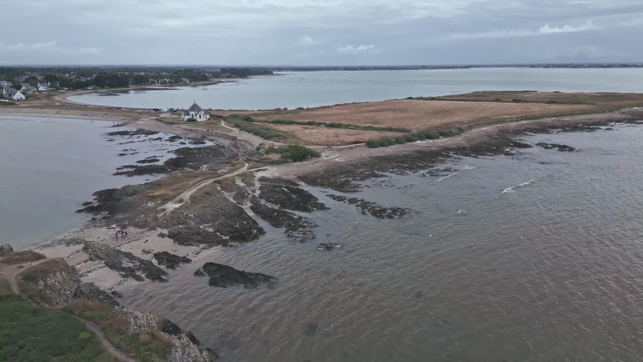capilla de la costa y la playa de penvins en el golfo de morbihan en gran bretaña, francia