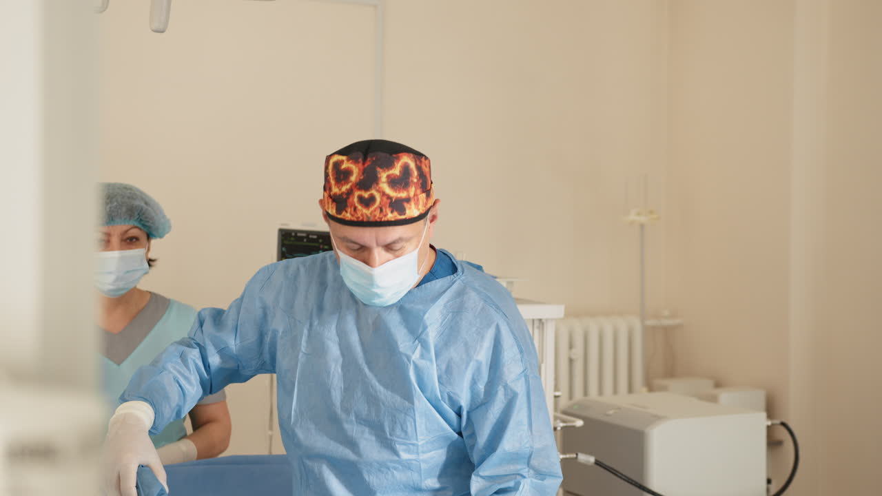 cirujano y enfermera en la sala de operaciones