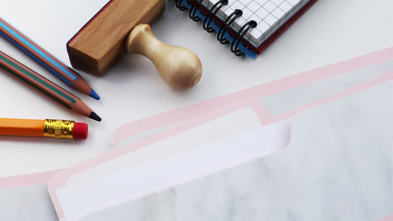 색 사무실 책상에 있는 혜택. 폴더 등록