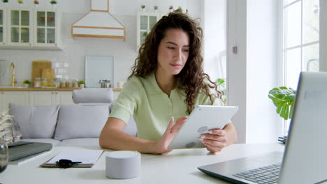 Woman-sitting-at-desk-in-the-living-room