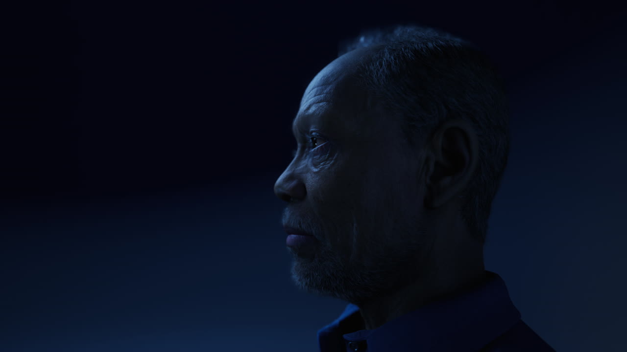 ojos negros tristes de hombre de cerca