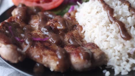 pollo a la parrilla con arroz y salsa