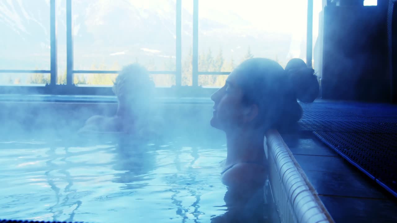 수영장에서 휴식을 취하는 커플