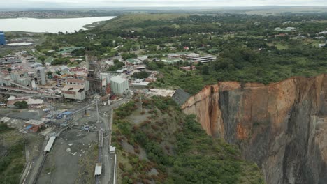 Vista-Aérea-De-La-Mina-De-Diamantes,-Pozo-Y-Ciudad-De-Culinan,-Sudáfrica