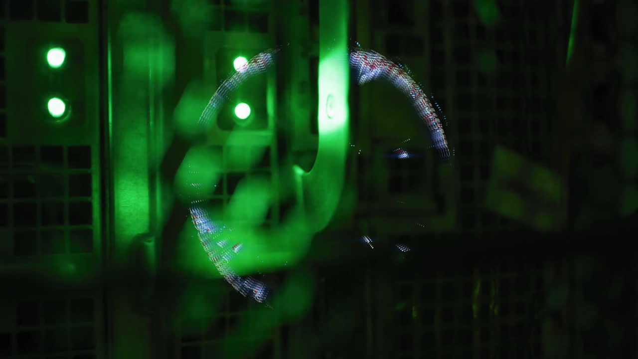 animación de procesamiento de datos digitales verde sobre bastidores de servidores en una habitación oscura