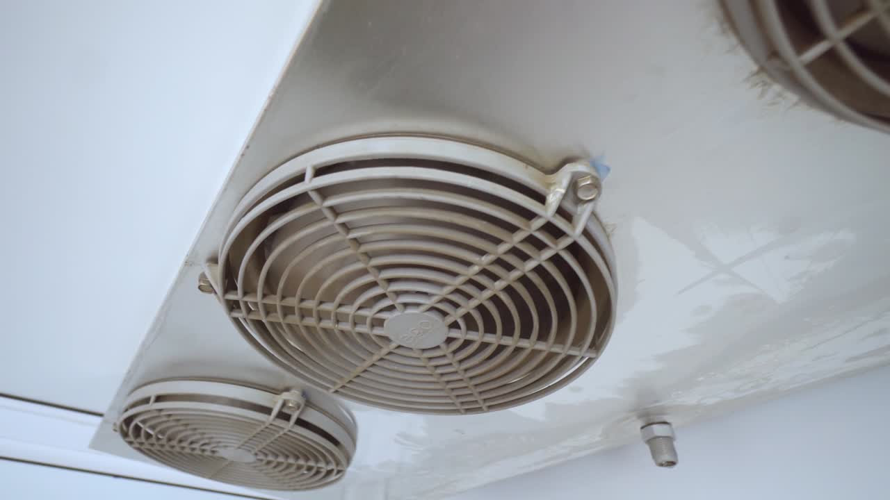 냉장고 또는 에어컨 팬은 천장에 망치로 여 있습니다.