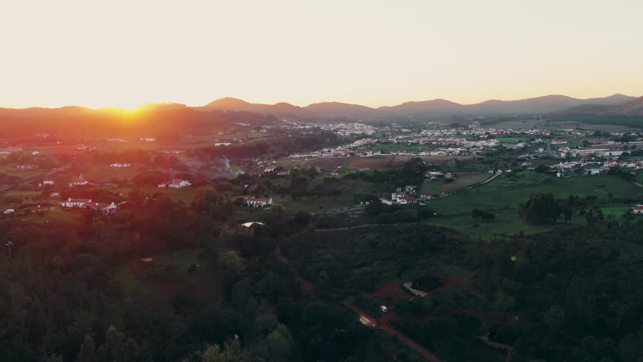 hora de oro luz del sol iluminado pueblo rural en portugal