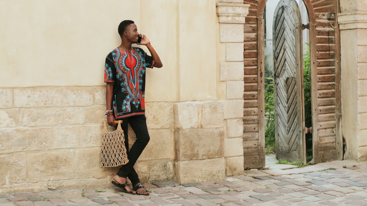 mujer enferma sentada junto a la ventana con un fuerte dolor de cabeza y sosteniendo una bolsa de hielo en la cabeza mientras su hombre intentaba consolarla