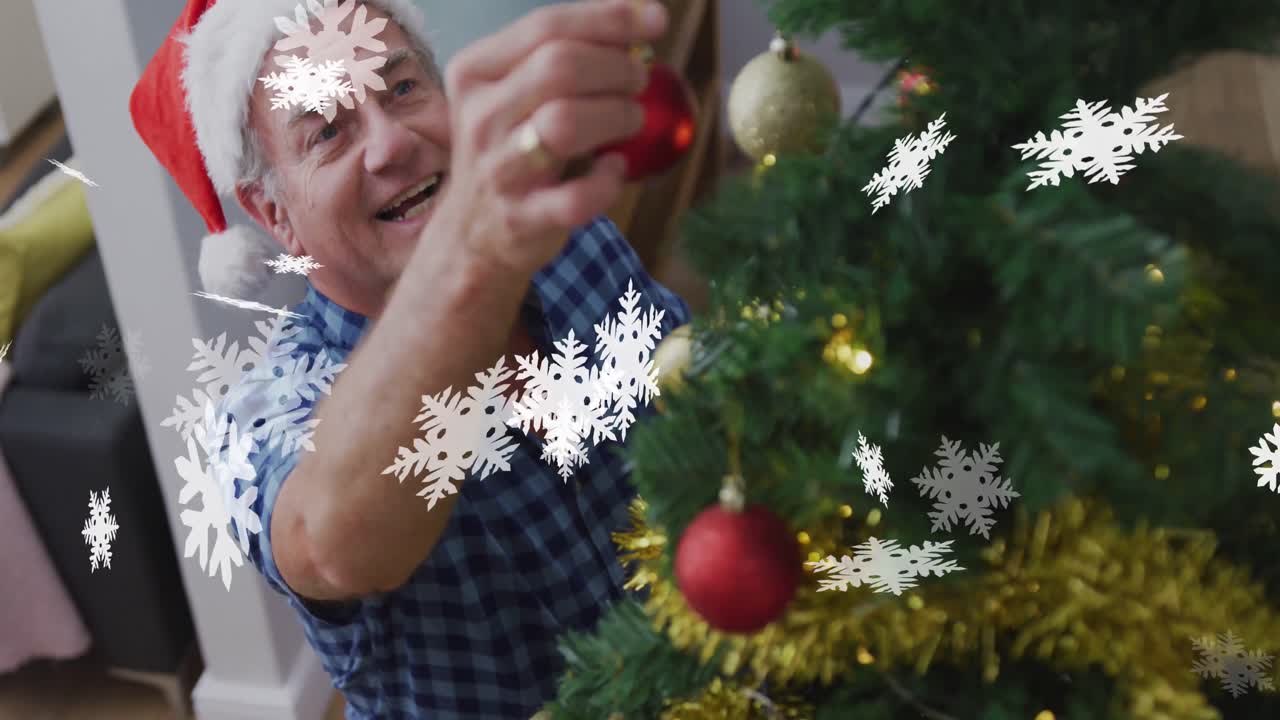 animación de copos de nieve sobre un hombre caucásico mayor con sombrero de santa.