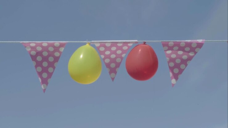 Festone a pois con palloncini contro il cielo blu