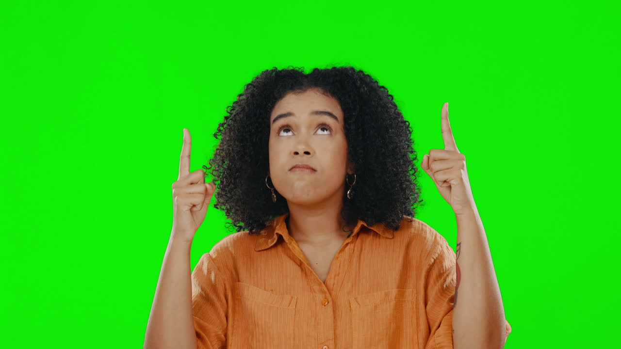 cara de pantalla verde, encogimiento de hombros y mujer apuntando hacia arriba