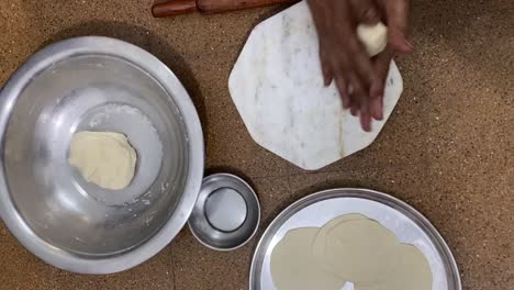 Nahaufnahme-Weiblicher-Hände,-Die-Teig-Aus-Weizenmehl-Kneten,-Bevor-Sie-In-Einer-Küche-Roti-Zubereiten