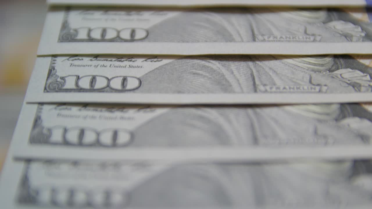 los billetes de 100 dólares.