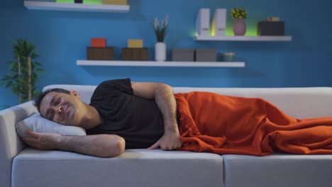 el hombre enamorado siente amor y anhelo.