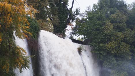 vista de perfil de la cascada isola del liri que cae poderosamente sobre la repisa, lazio, italia, ángulo bajo estático
