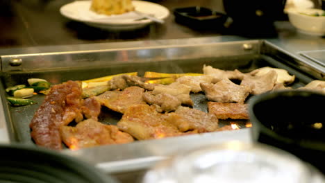 comida tradicional coreana de carne de cerdo a la barbacoa