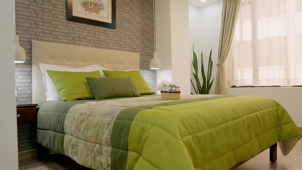 cama de hotel por la mañana