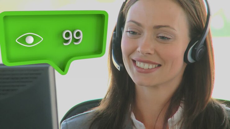 Animazione di un'icona di social media e numeri che cambiano su una donna che indossa cuffie telefoniche
