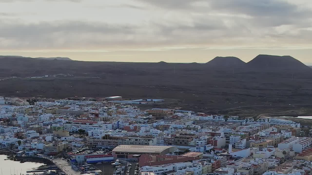 Vista de Lanzarote con edificios y montañas en las Islas Canarias