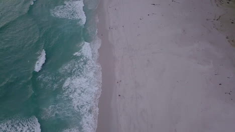 Luftaufnahmen-Von-Strand-Und-Wellen-Und-Bergen-In-Südafrika,-Kapstadt,-Noordhoek