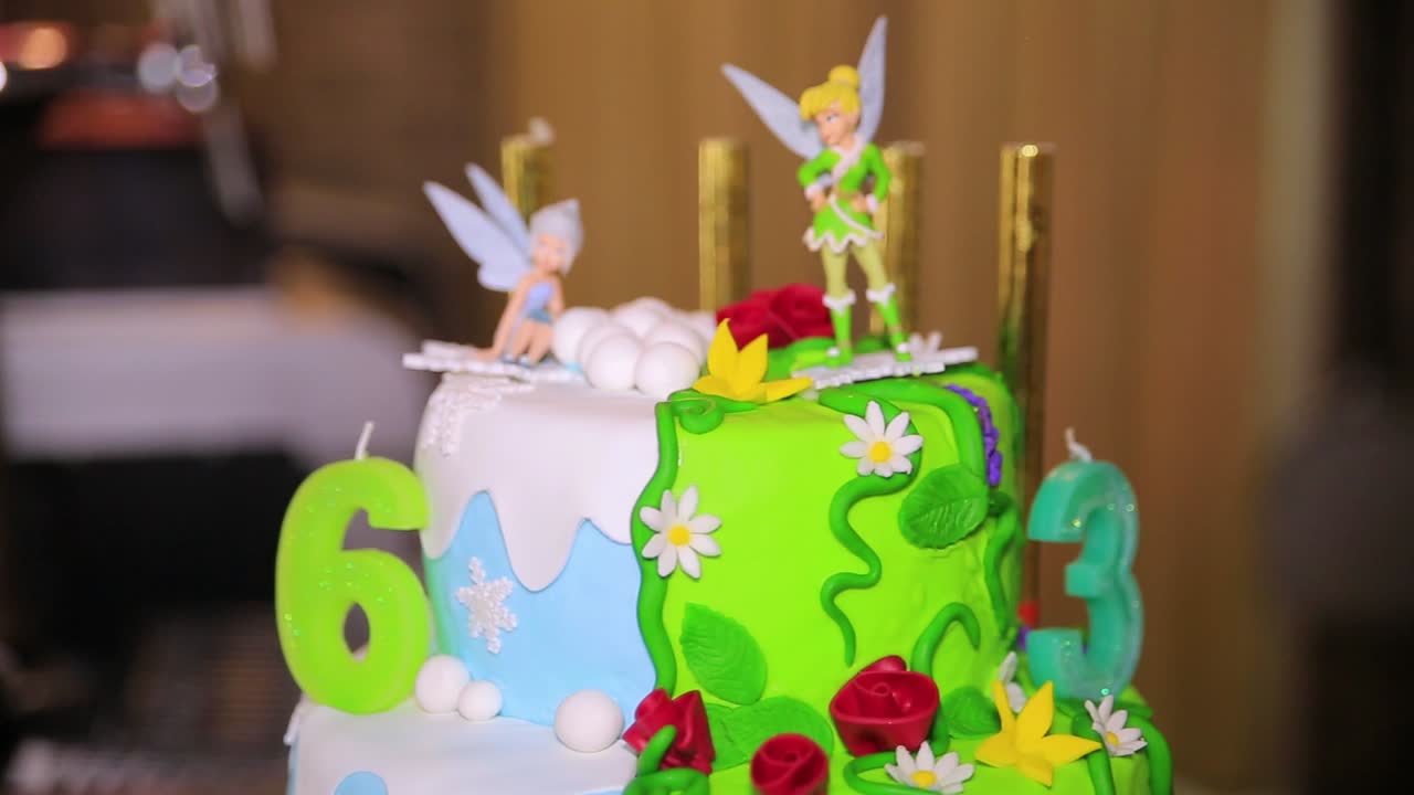 pastel de cumpleaños con decoraciones de campanas