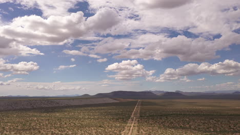 Vasto-Paisaje-Del-Sur-De-Arizona-Con-Carretera-Que-Conduce-A