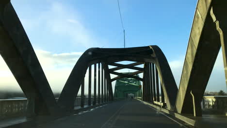 미국 오리건 주 리즈포트 (reedsport) 에 있는 고속도로 101 (highway 101) 에 있는 오래된 역사적인 랜드마크 다리를 가로질러 운전하고 있습니다.