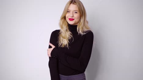stijlvolle vrouw in zwarte turtleneck.