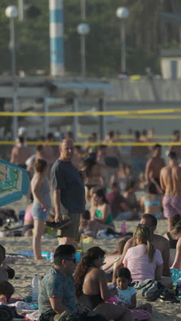 la playa ocupada en sumer en la vertical de barcelona.