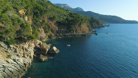 montaña rocosa salvaje en la costa del mar