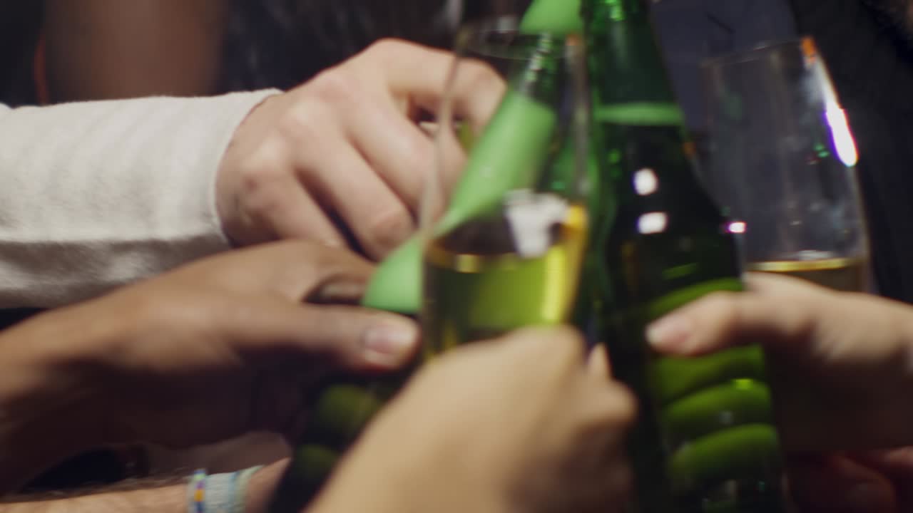 cu 친구 부딪치는 음료수