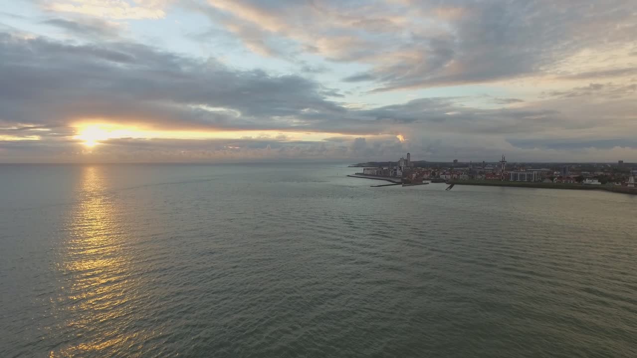 antena: el bulevar, la playa y la ciudad de vlissingen durante la puesta de sol