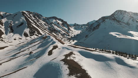 Valle-De-Las-Leñas-Y-Una-De-Sus-Pistas-De-Esquí,-Que-Ofrece-Una-Emocionante-Experiencia-Invernal-En-Medio-De-Impresionantes-Paisajes-Andinos.