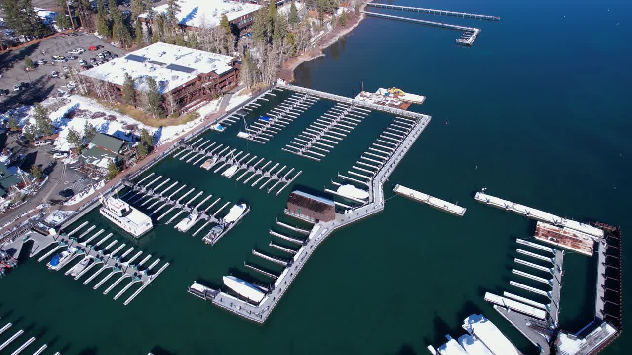 타호 호수 (lake tahoe) 에 있는 마리나 (marina) 의 공중 풍경 (영어: aerial view of lake tahoe usa in winter season)