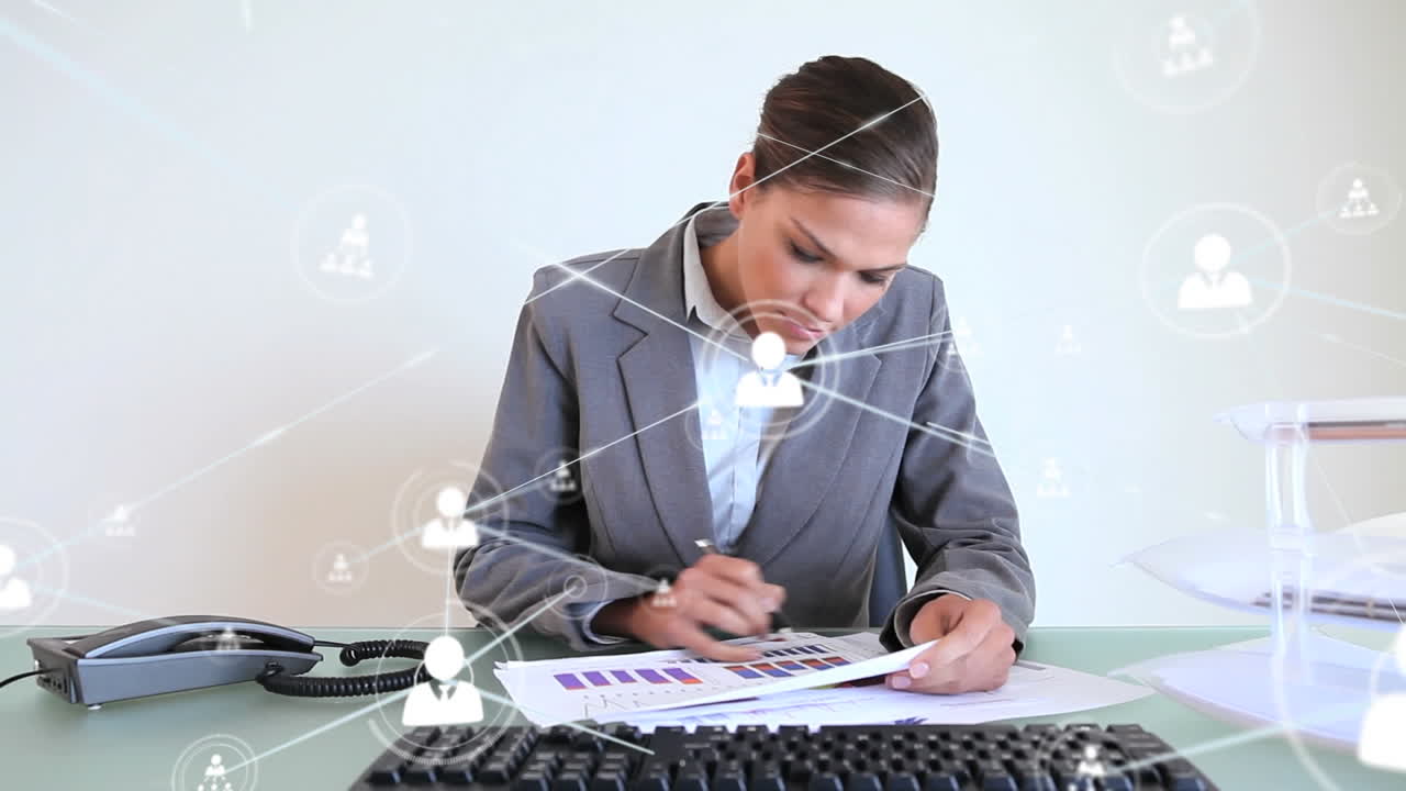 animación de iconos conectados sobre mujer caucásica analizando el informe y usando la computadora en la oficina